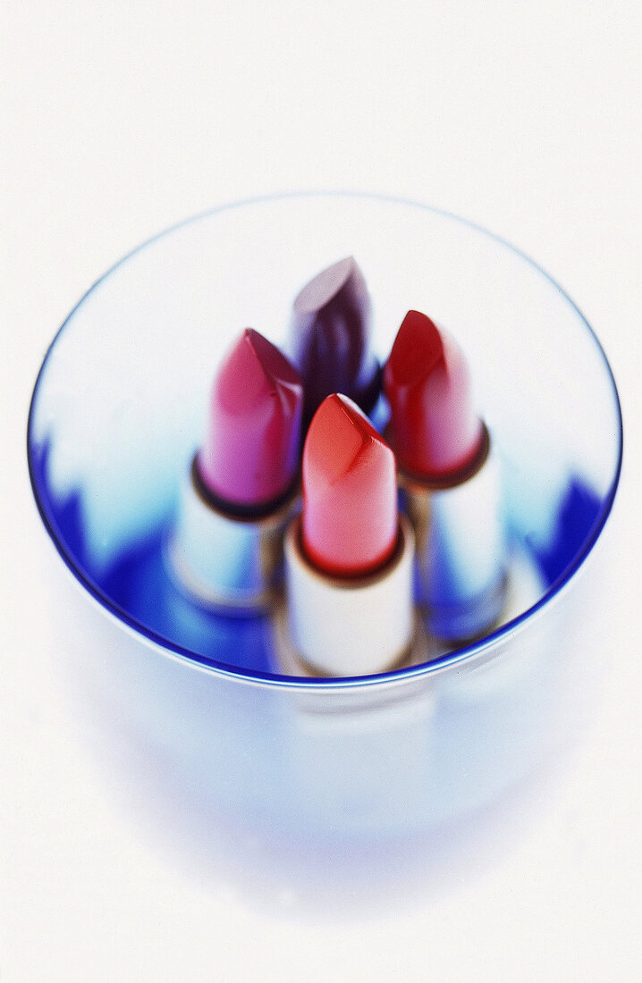 Vier Lippenstifte stehen im Glas (Aufsicht)