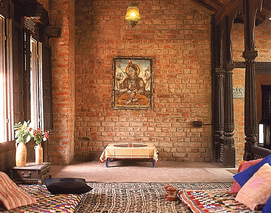 Traditioneller indischer Wohnraum mit Ziegelwand