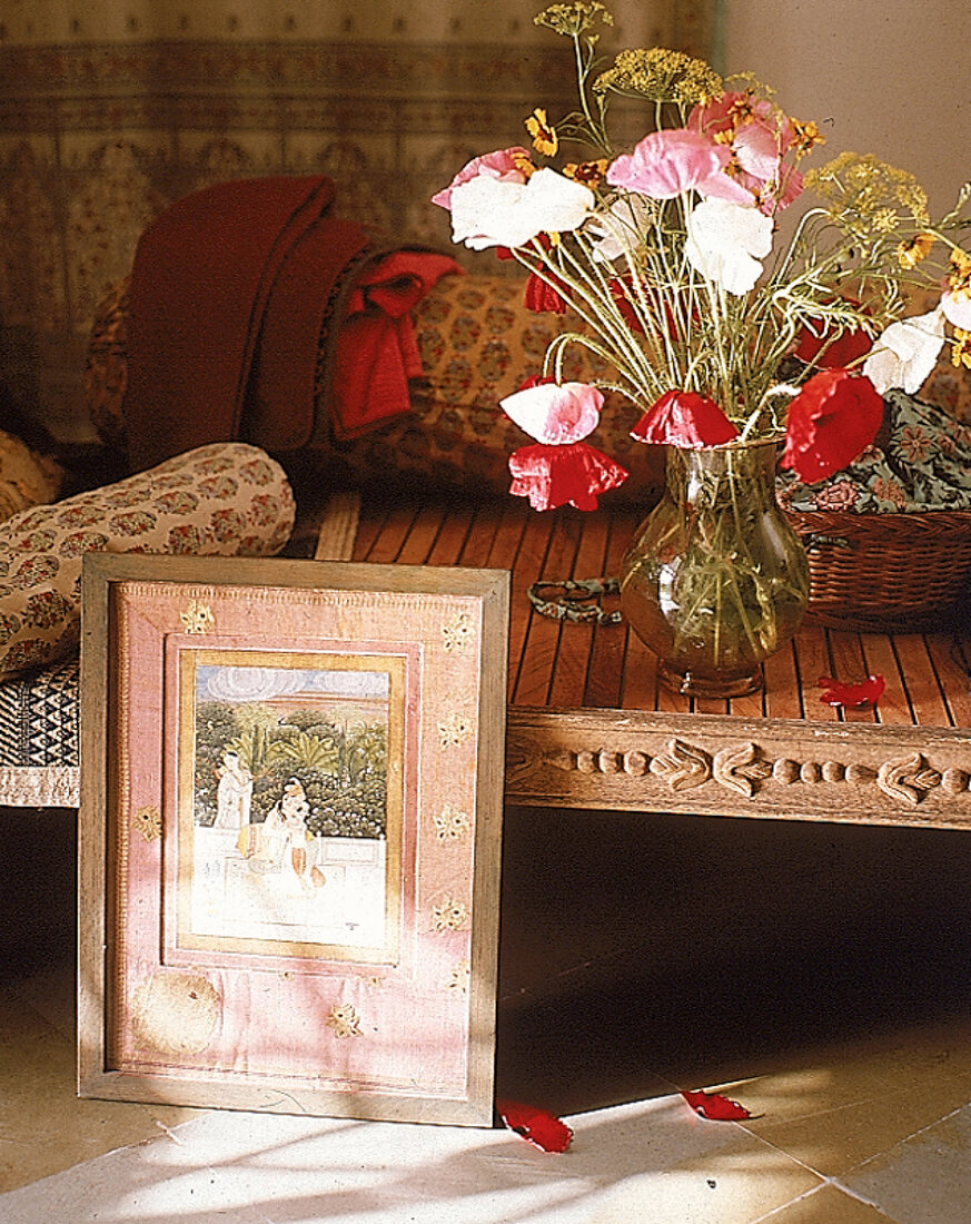 Indisch dekorierter Tisch mit Mohnblumenstrauß