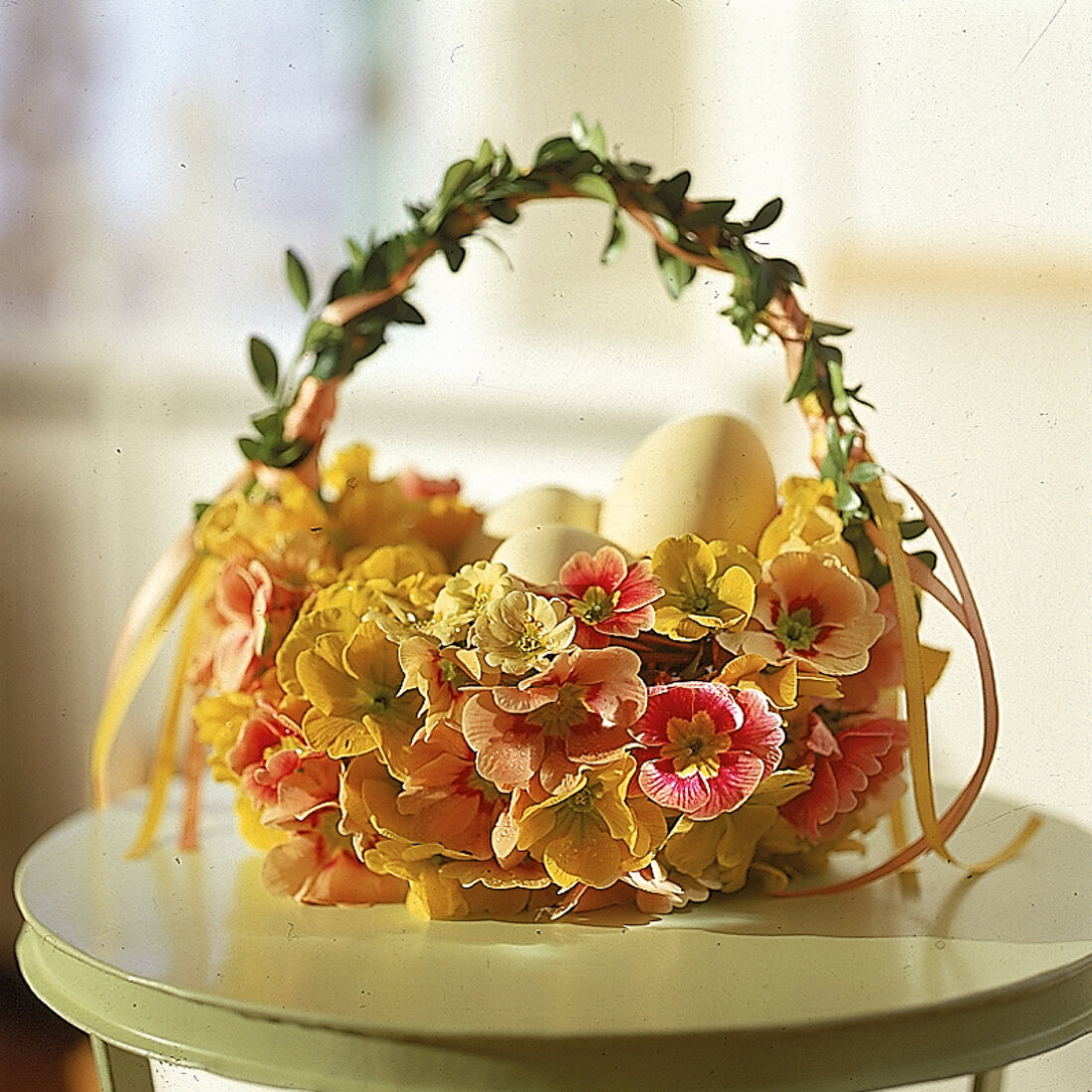 Blütenkorb mit Ostereiern 