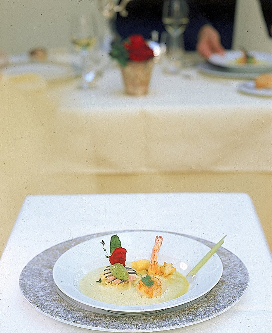 Zwischengericht-Cremesuppe m. Nudeln Garnelen, Jacobsmuscheln