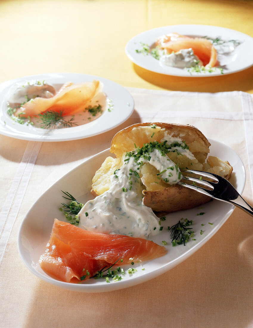 Pellkartoffel mit Kraeutercreme und Lachs, Trennkost (KH)