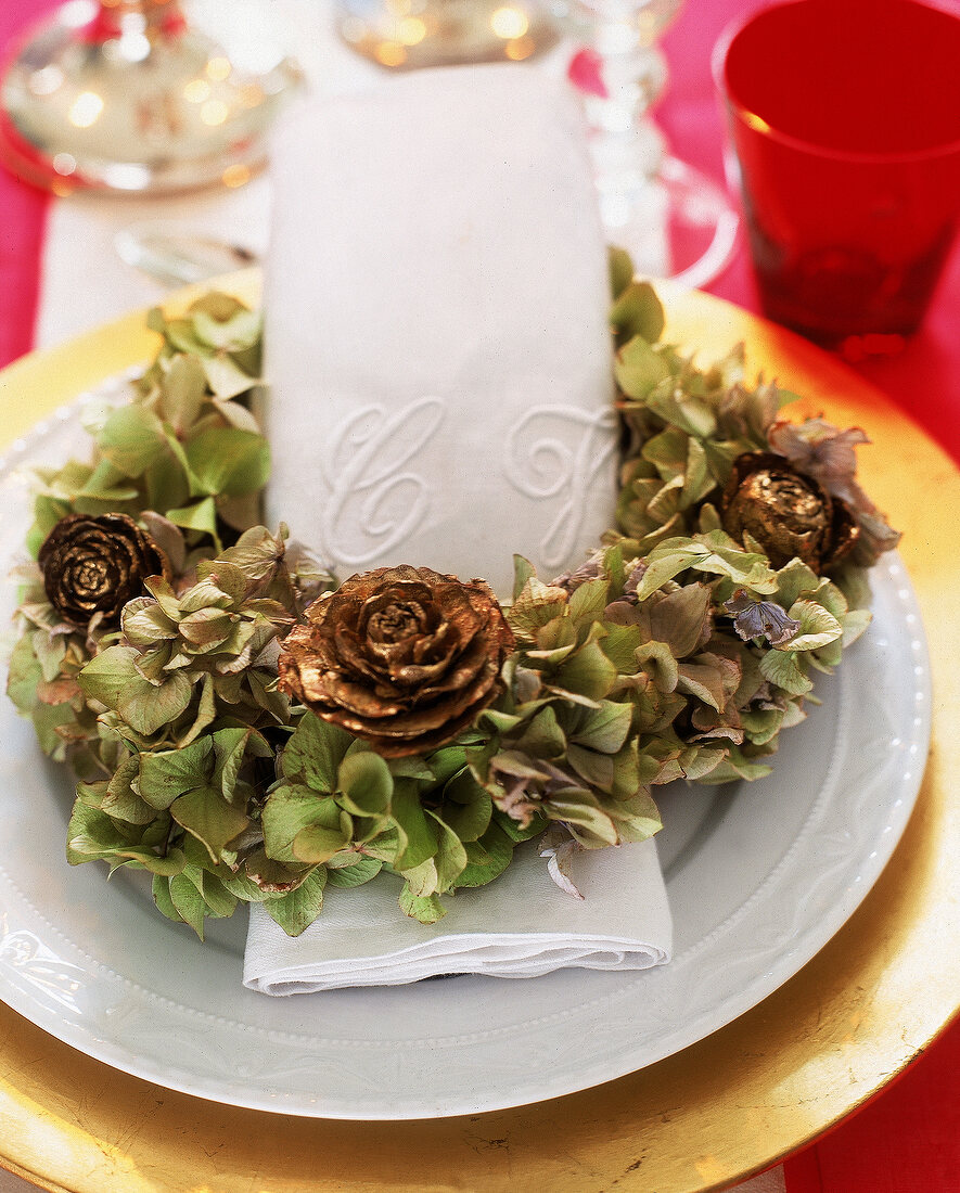 Serviettenring aus Hortensienblüten+ vergoldeten Rosen