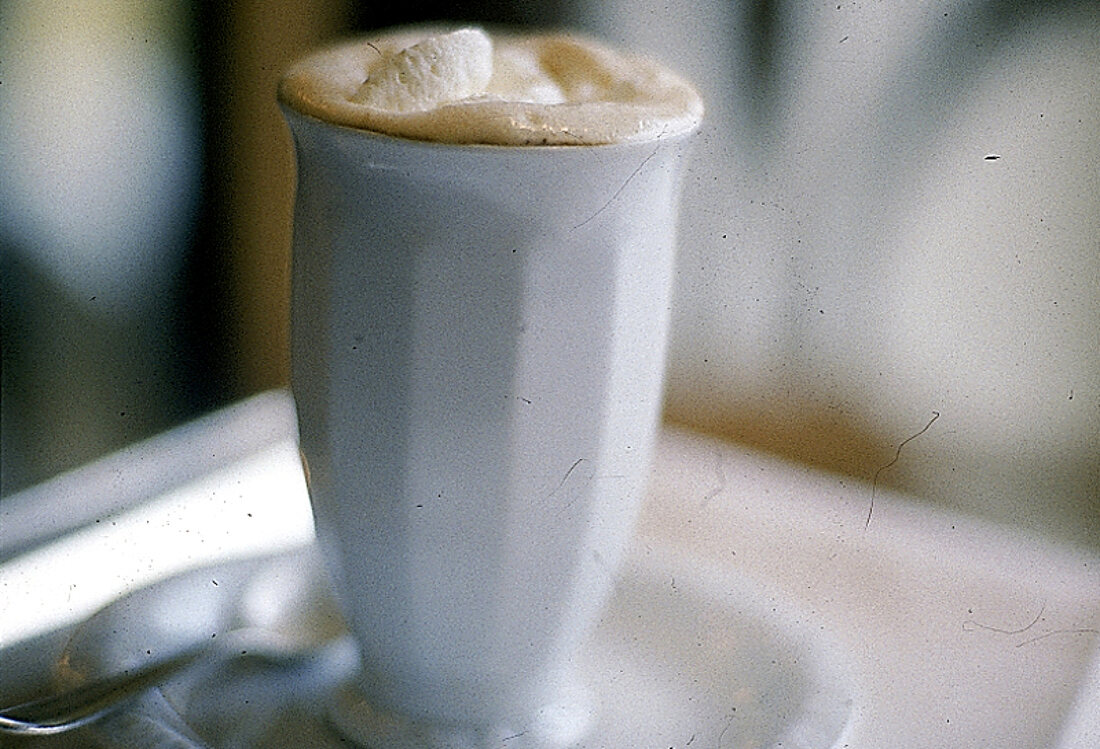 In einem weissen hohen Becher: Ruedesheimer Kaffee