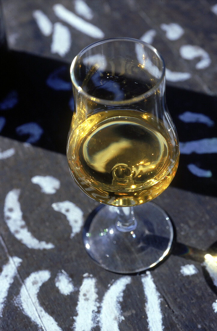 Stillife mit  Malt-Whisky der Ardbeg - Whisky-Destillery
