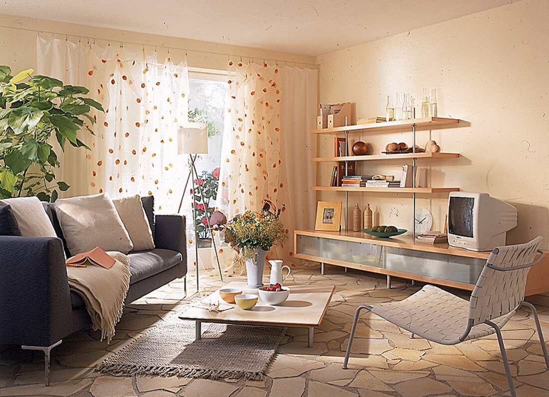 Helles Wohnzimmer, cremige Weisstöne Fußboden aus Natursteinplatten