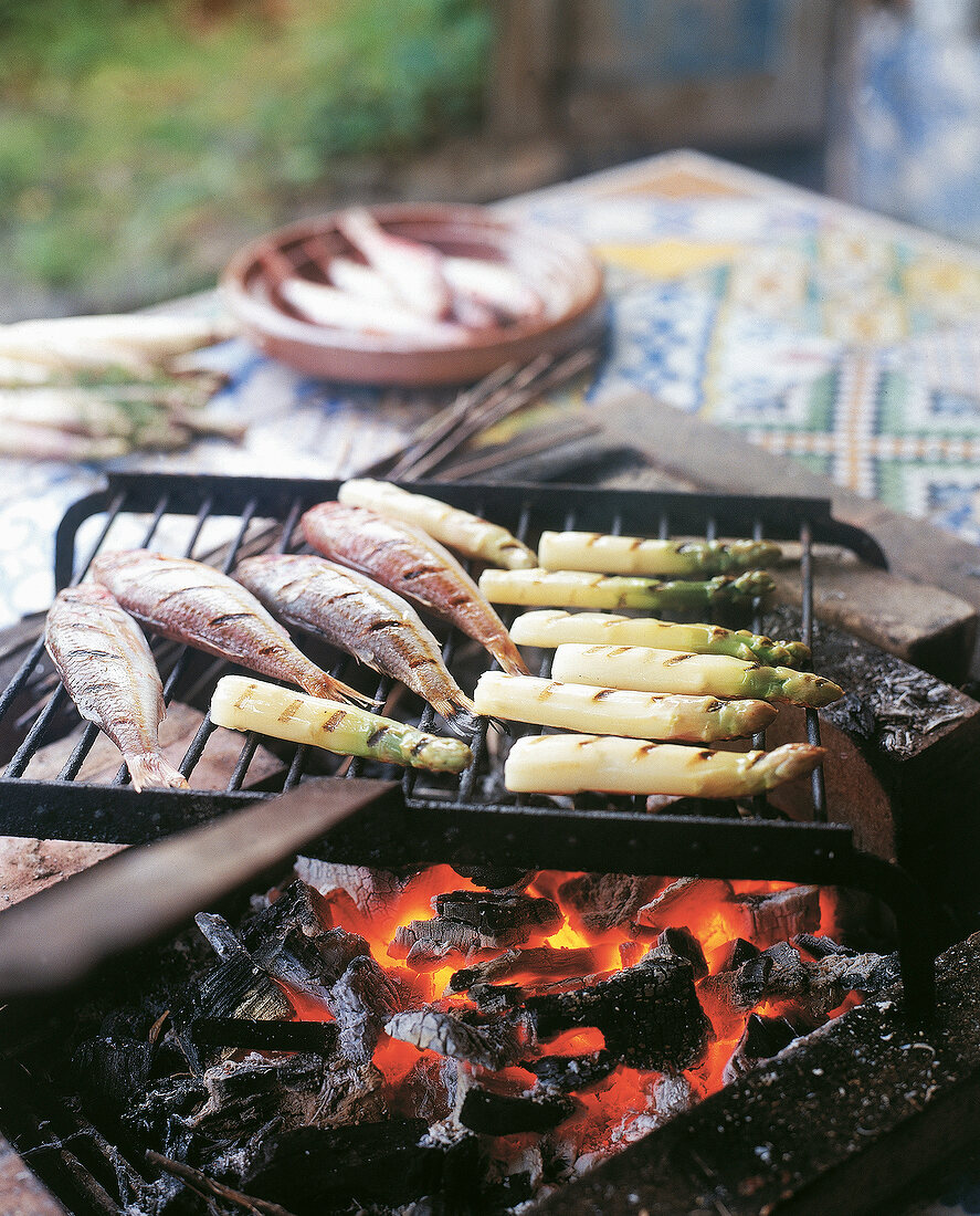 Spargel und Rotbarben auf dem Grill, 