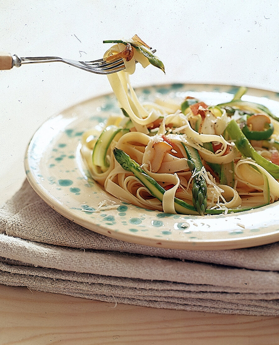 Tagliatelle mit gruenem Spargel und Pfifferlingen, Nr.6