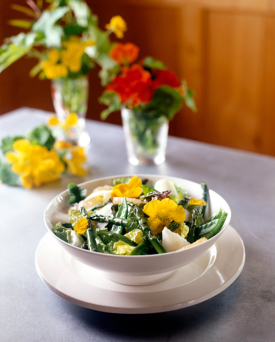 Salat mit gruenen Spargelspitzen, Zuckerschoten,Blüten, Nr.5