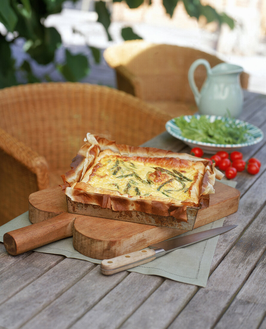 Spargel Quiche in einer Form auf einem Holzbrett, Nr.7