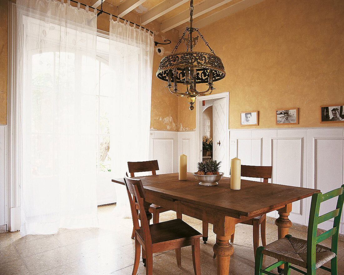 Eßzimmer: Großer Bauerntisch mit rustikalen Stühlen