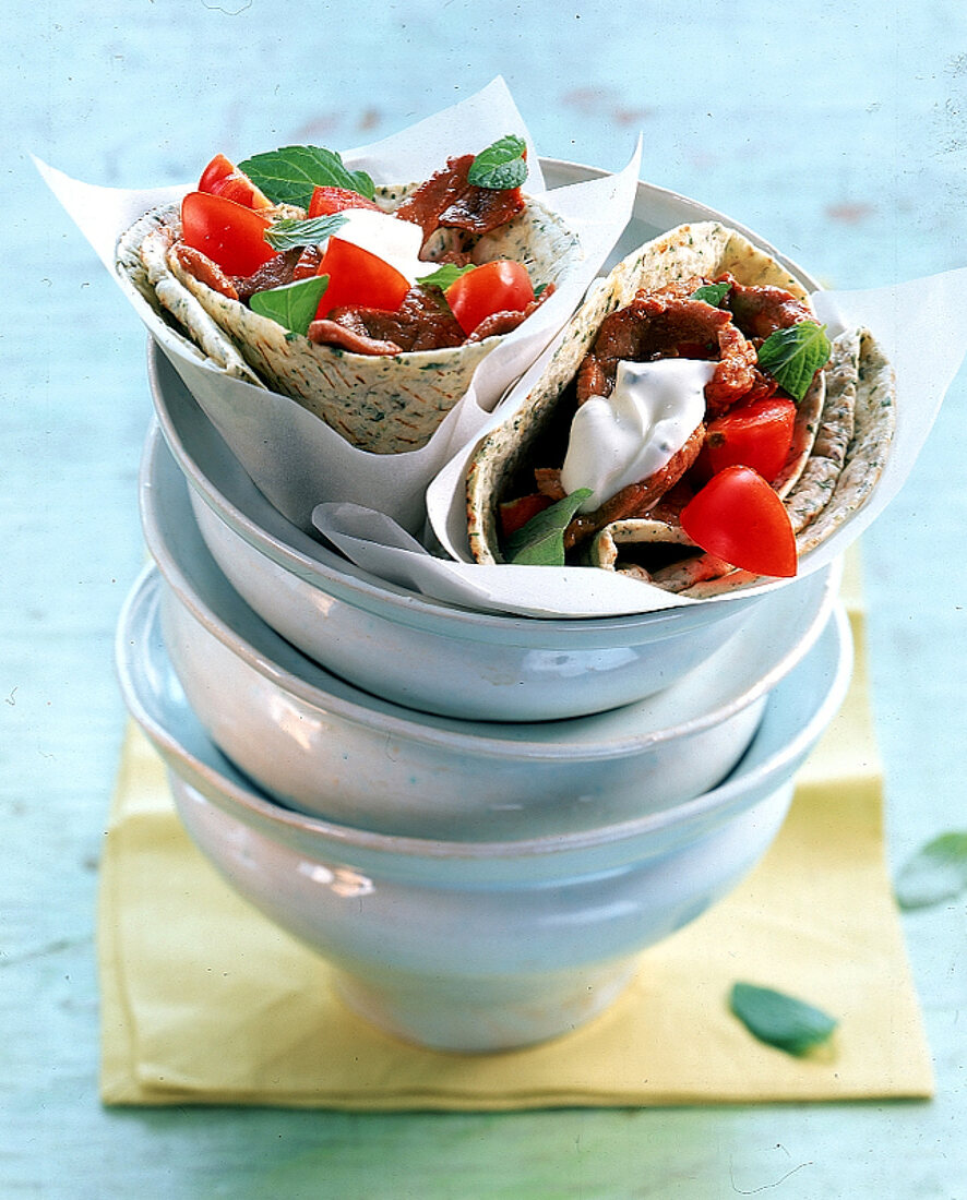 Gefüllte Pitafladenrollen mit Lamm, Tomaten, Minze und Quark