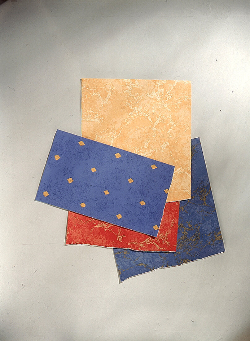 Tapeten mit marmoriertem Dessin in blau, rot und gelb (Freisteller)