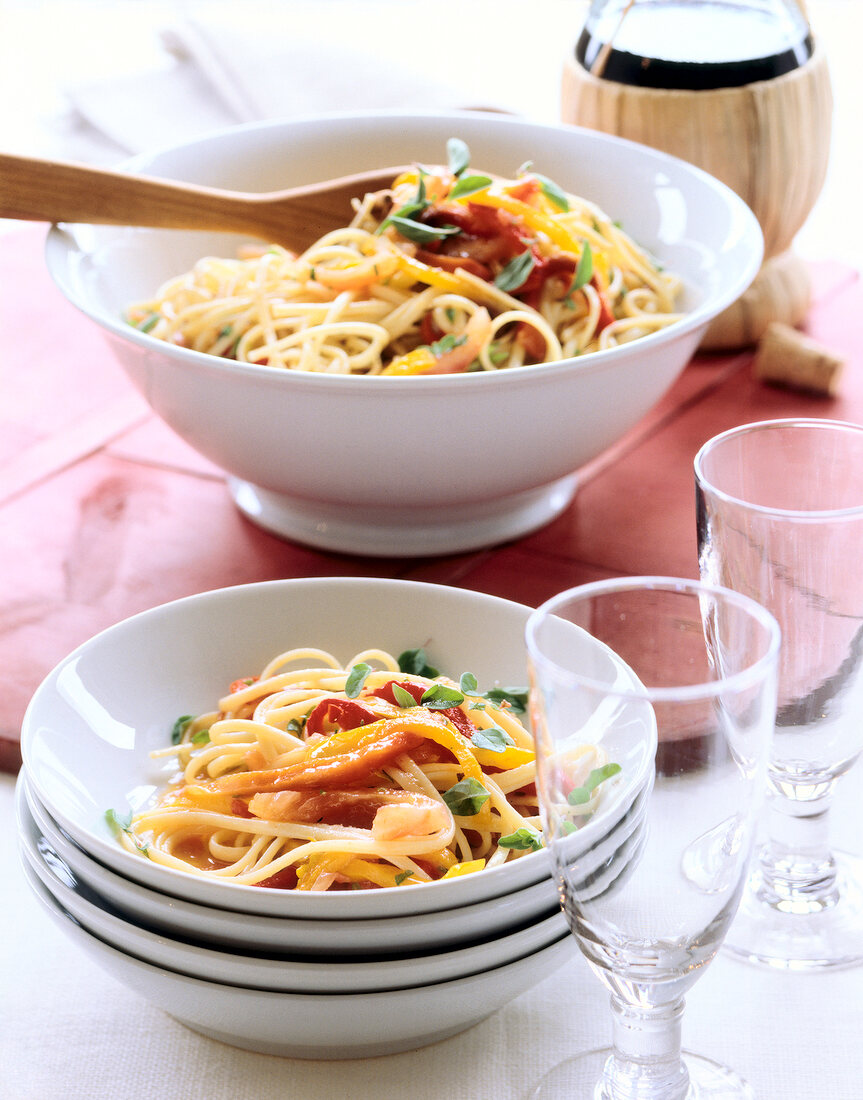 Linguine mit geröstetem Paprika + Oregano (mehrere Schüsseln)