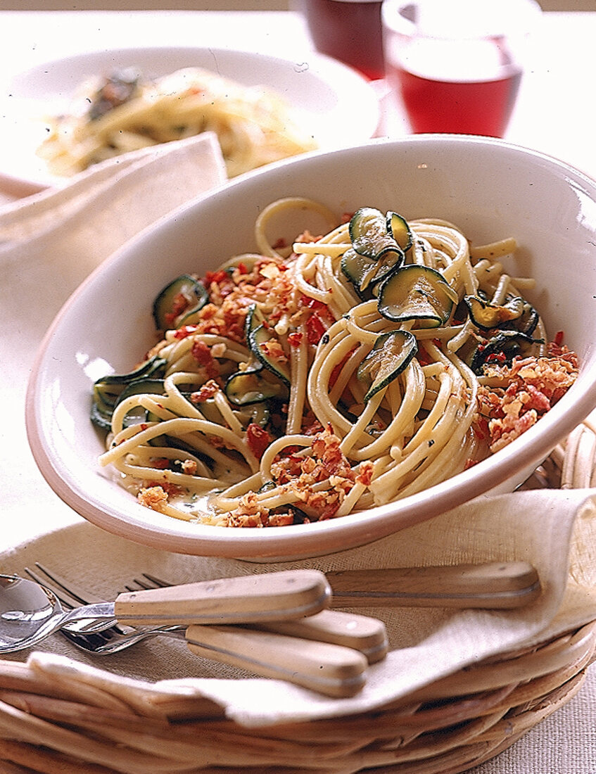 Bucatini mit Zucchini Carbonara 