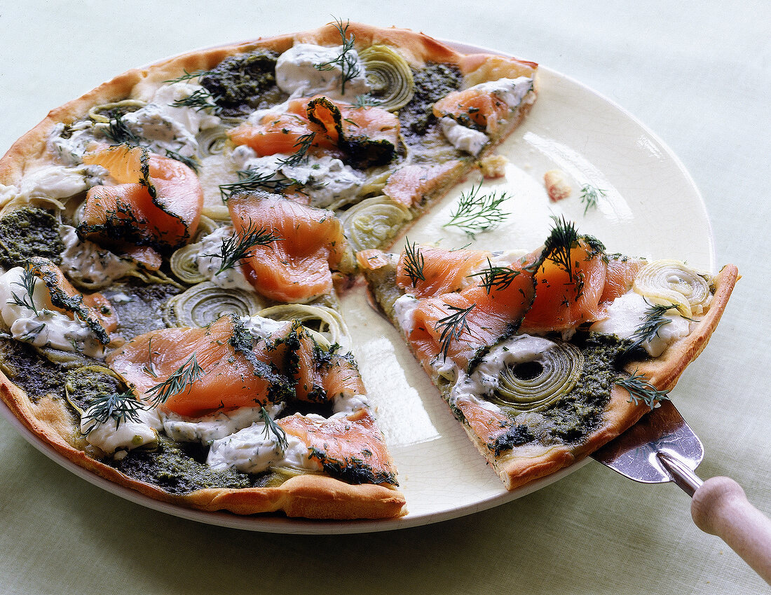 Pizza mit Graved Lachs und Dillschmand