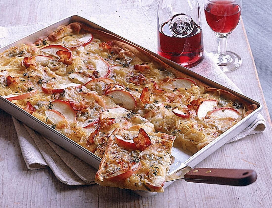 Pizza mit gehobelten Apfelspalten und Gorgonzola