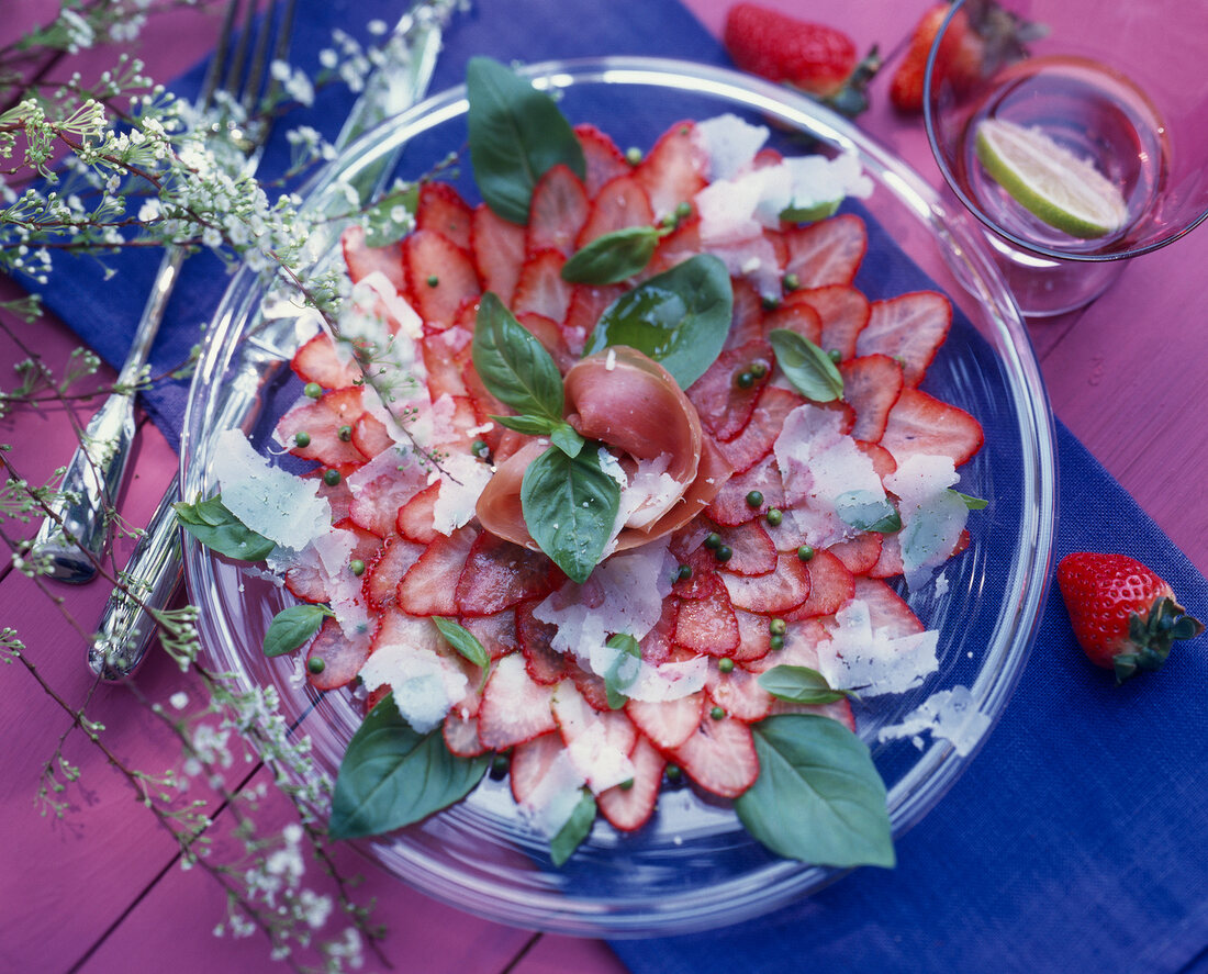 Erdbeer-Carpaccio mit Pecorino + Parmaschinken