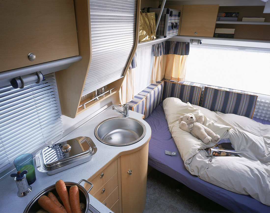Einrichtung eines Caravans  Küchenzeile und Doppelbett