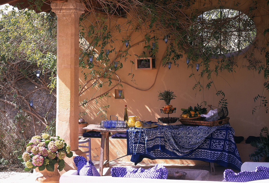 Mediterran anmutendes Buffet auf der verwilderten, überdachten Terrasse