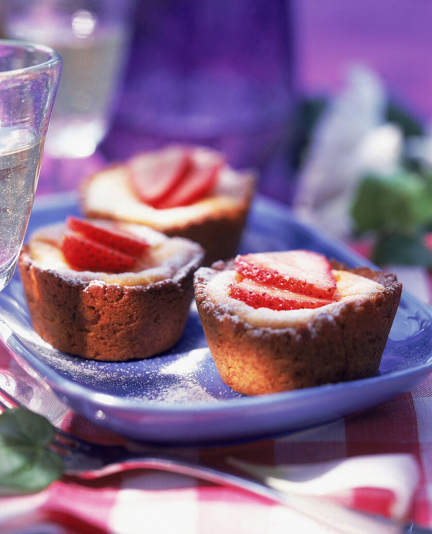 Erdbeer-Cheese-Cake (Muffins) sind mit Puderzucker bestäubt