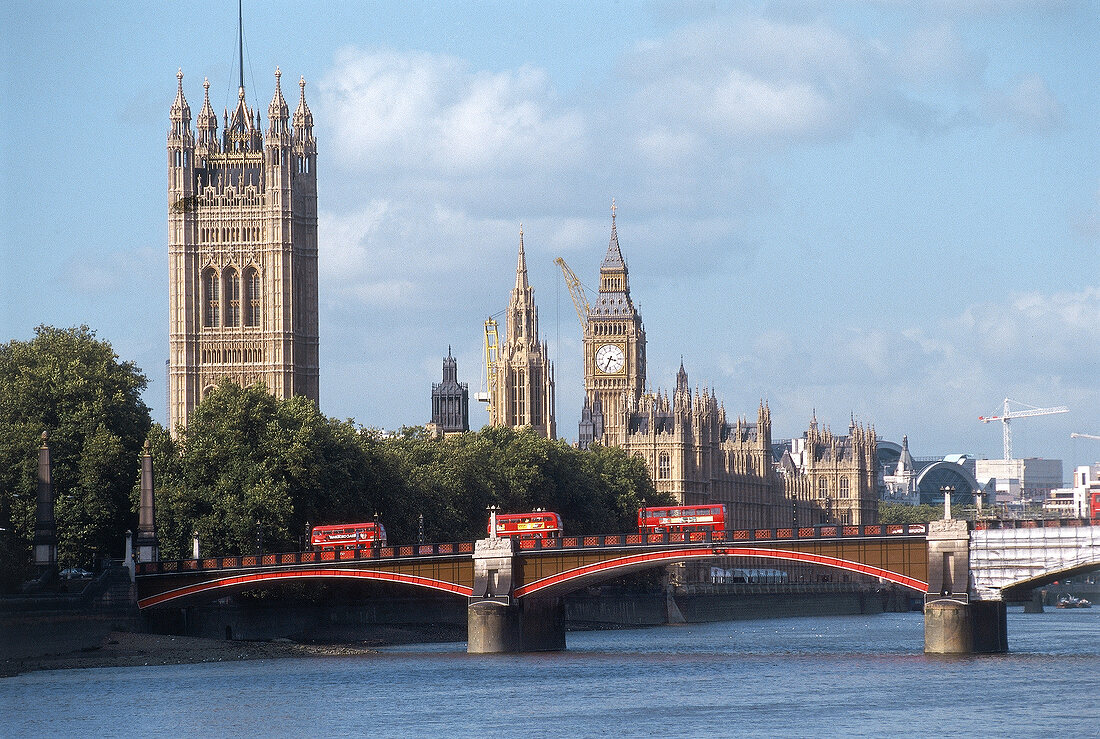 Blick über die Themse auf das Westminster / Lambeth Bridge