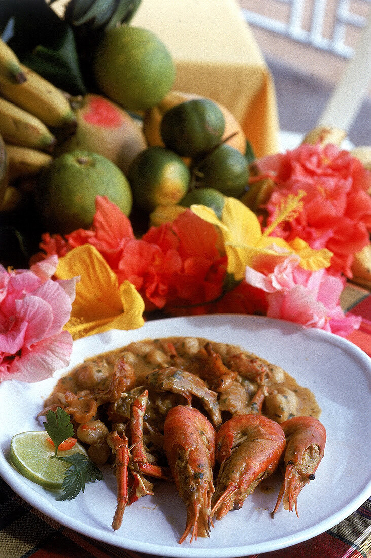 Kreolischer Stew mit Garnelen, dekoriert mit Blüten