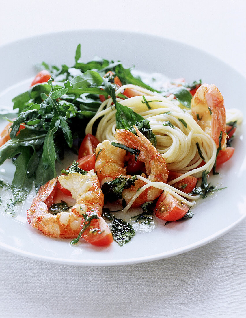 Spaghetti-Salat mit Rucula, Tomaten und gebratenen Garnelen