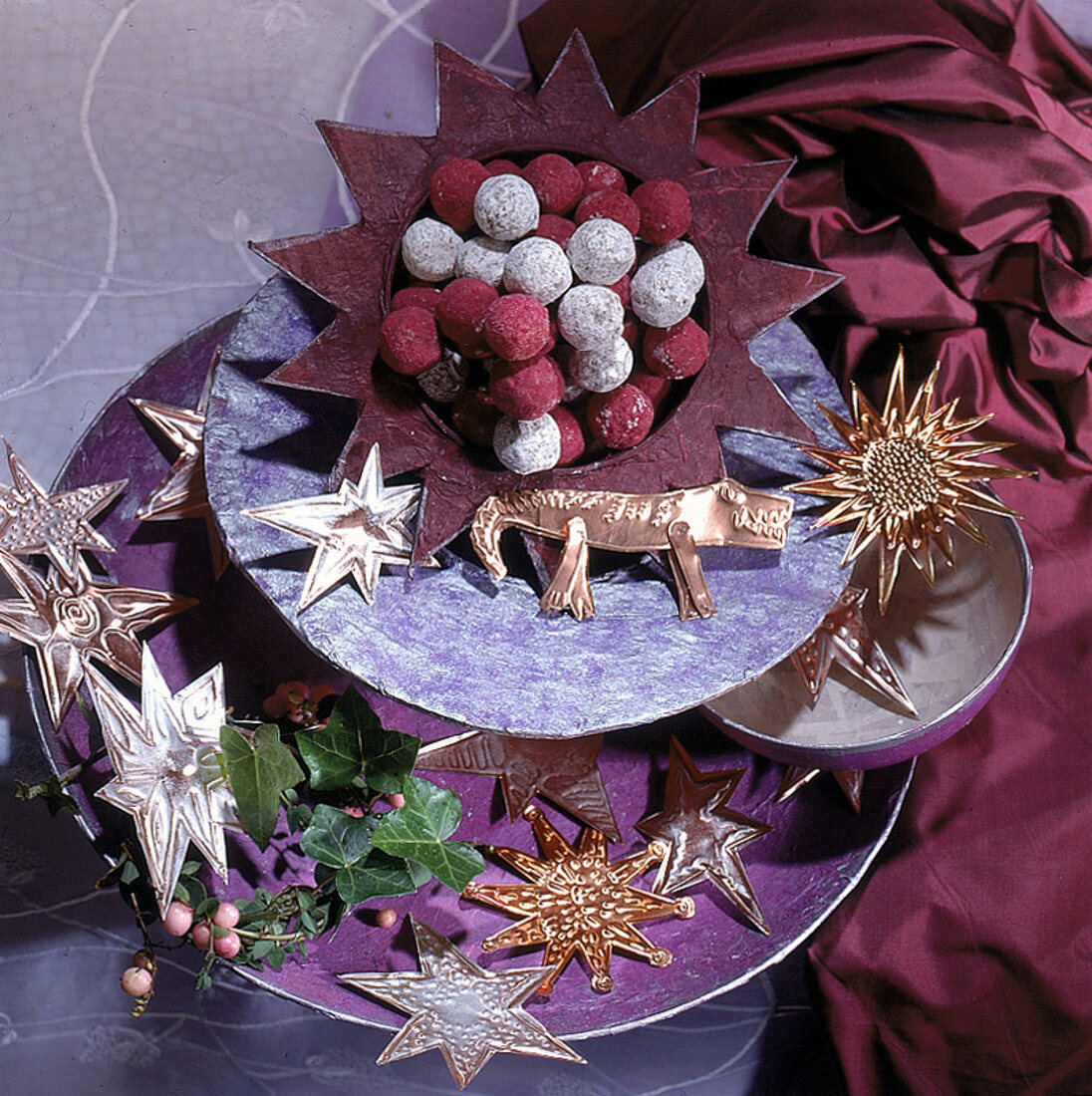 In Fliederfarben dekorierte Schalen mit Sternen und Trüffeln geschmückt