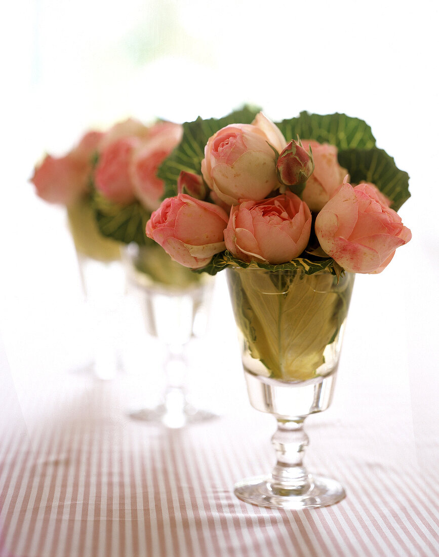 Rosen in einem Trinkglas 