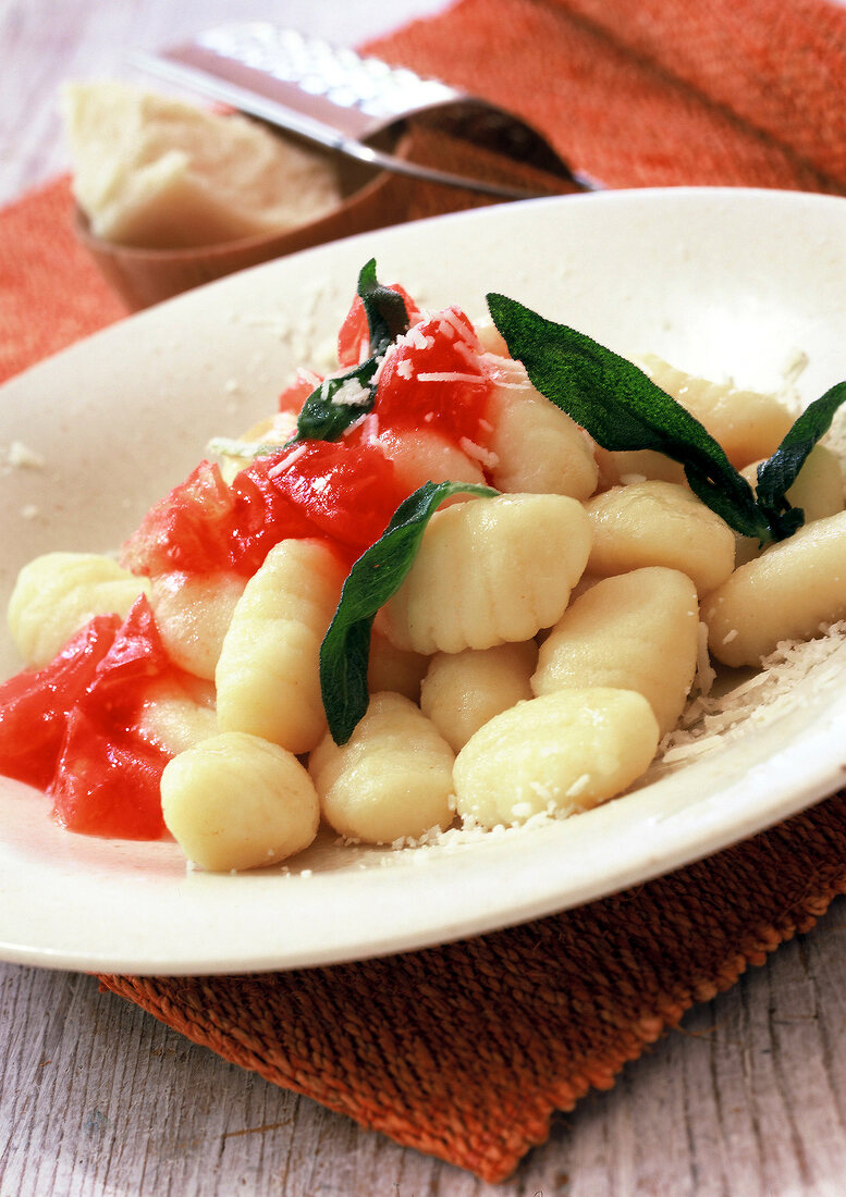 Gnocchi mit Tomaten und Salbei 