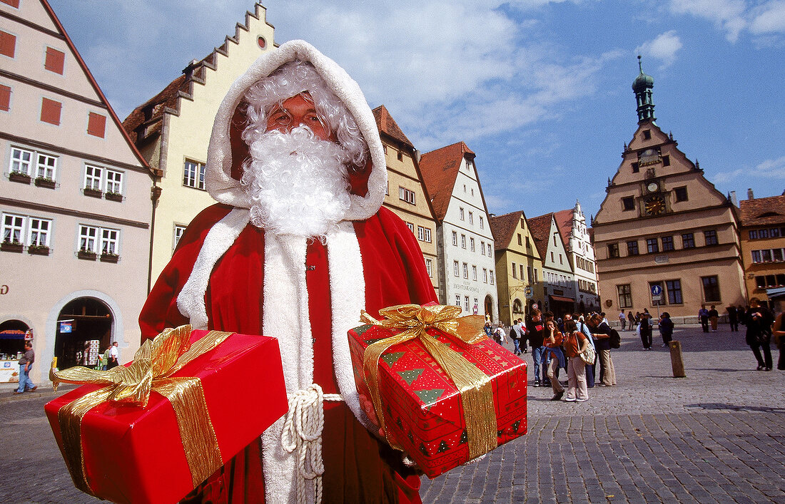 Weihnachtsmann mit Geschenken in Rothenburg o.d. Tauber