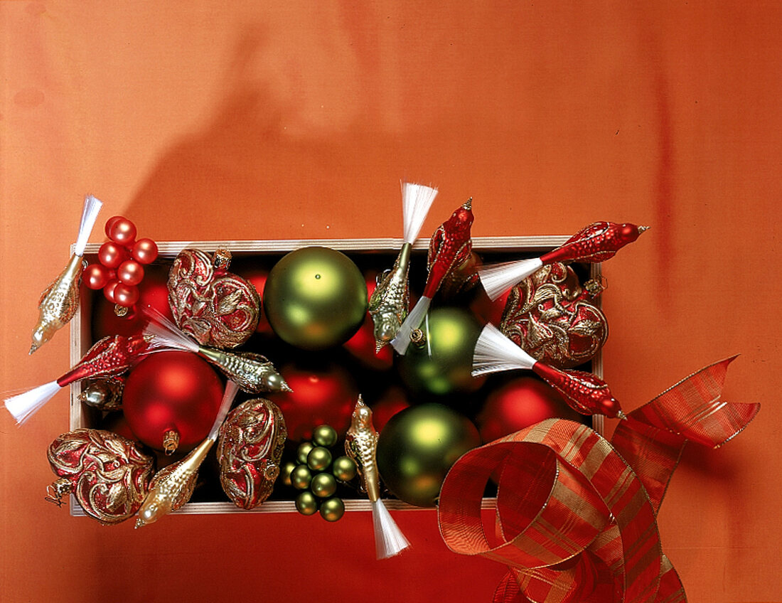 Weihnachtschmuck - Vögel und Kugeln in mattem rot und grün