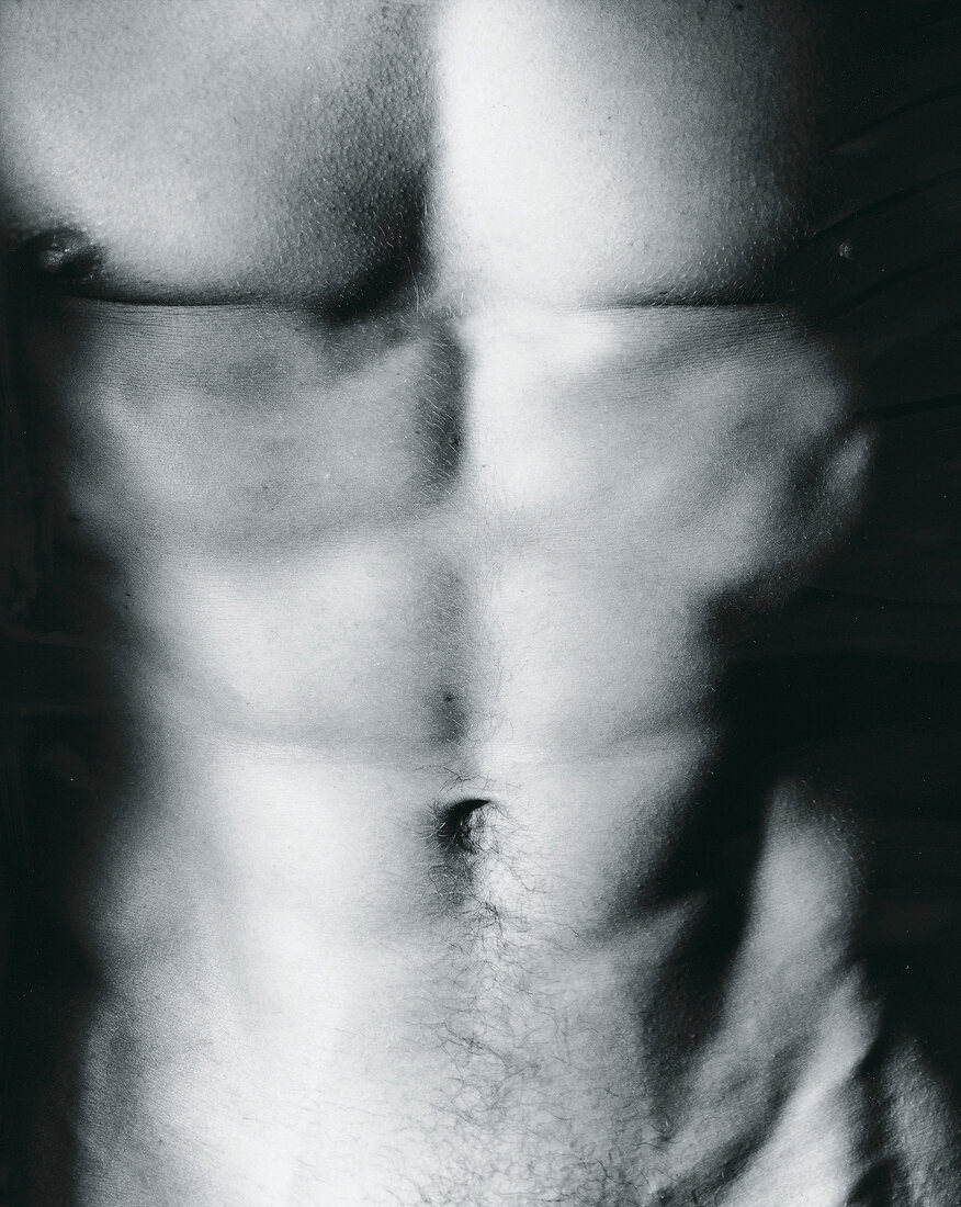 Bauch und Brust eines Mannes, Schwarz-Weiß-Fotografie