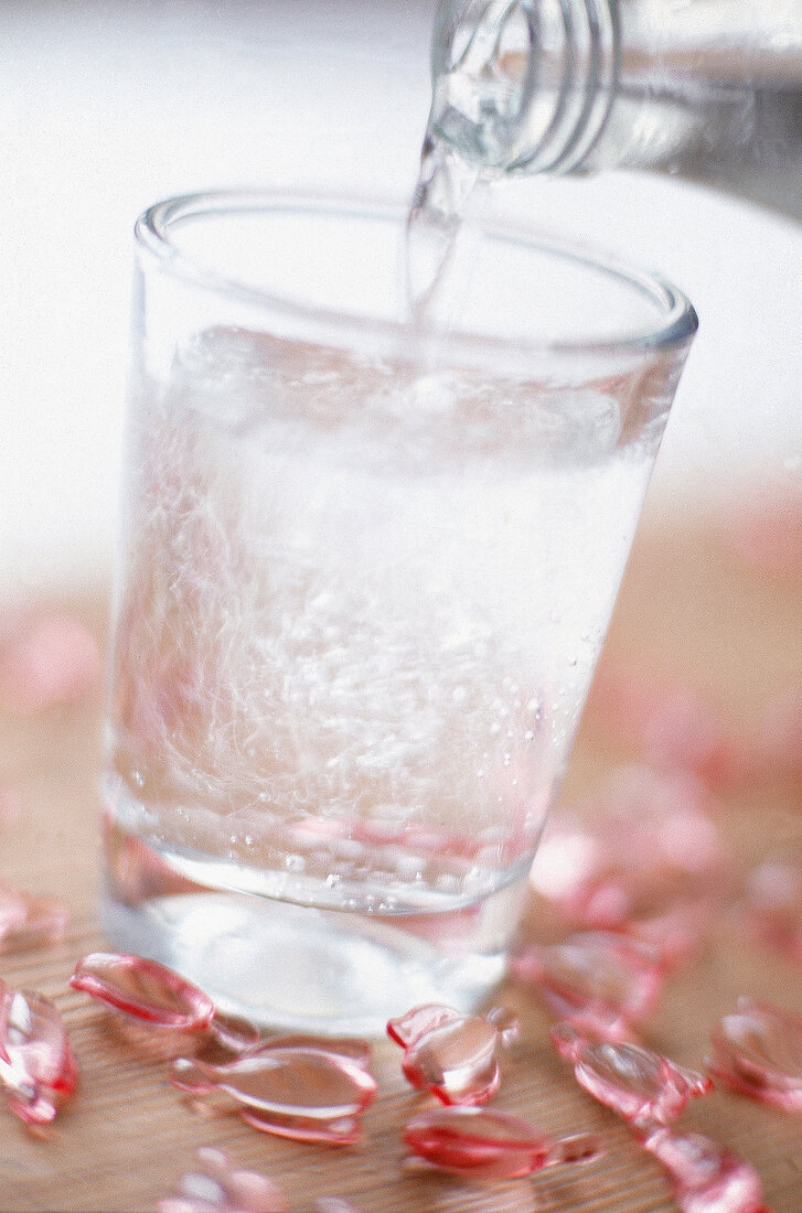 Ein Glas Wasser und Schönheitsampullen