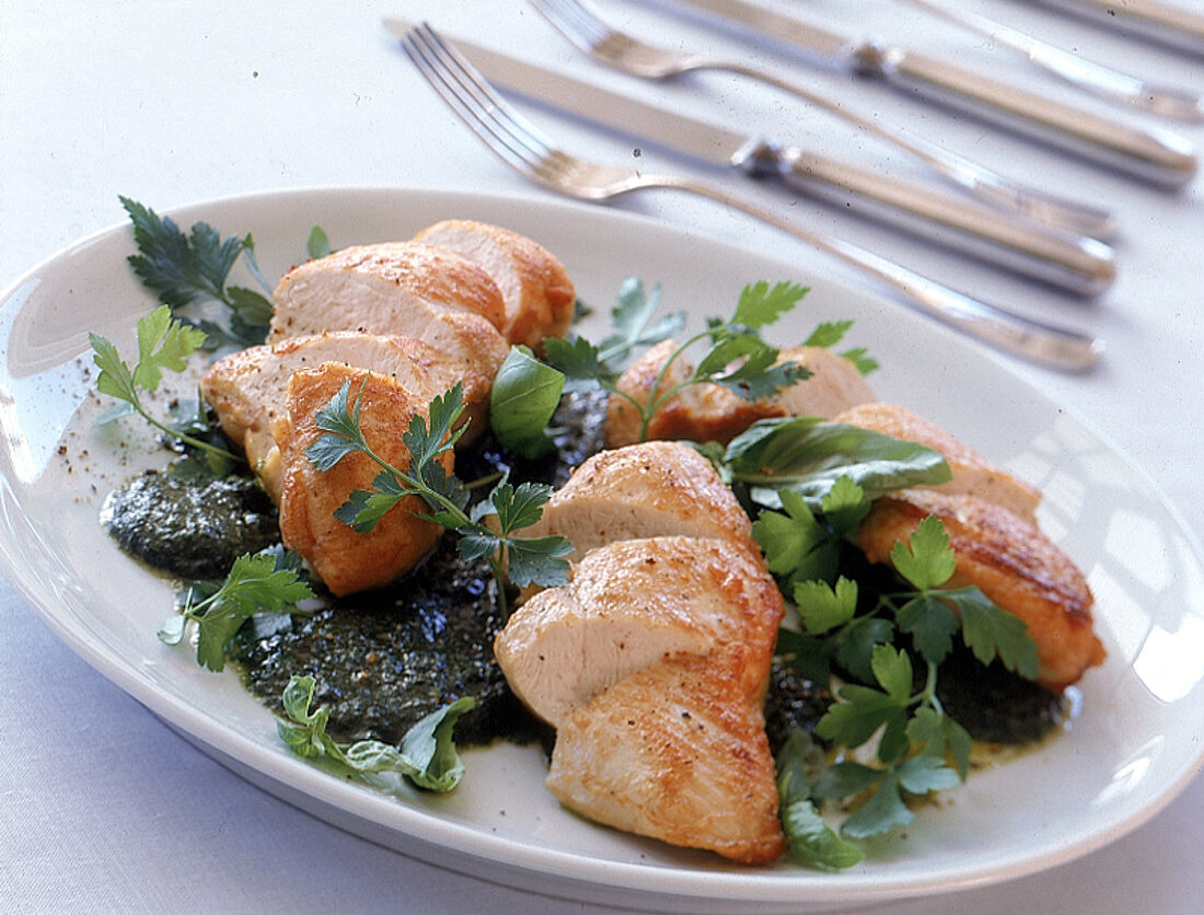 gebratenes Hähnchenbrustfilet mit italienischer Kräutersauce