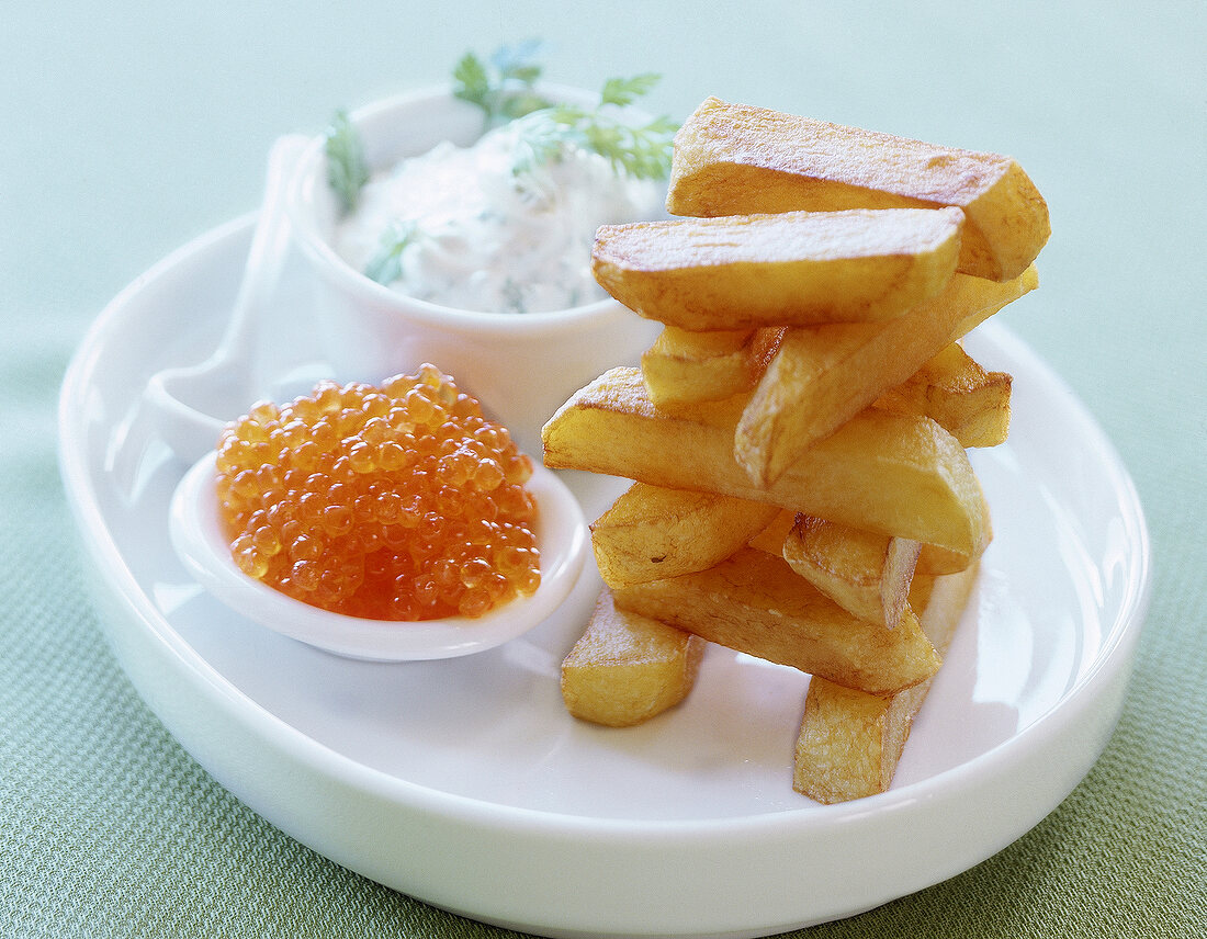 Häppchen: Kartoffelstifte mit Kaviar u. Kräuterschmand