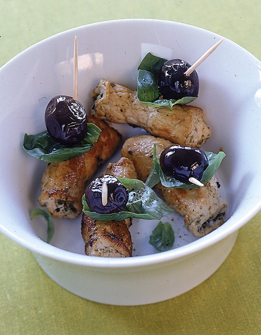 Häppchen: Fleischröllchen mit getrockneten Tomaten u. Oliven