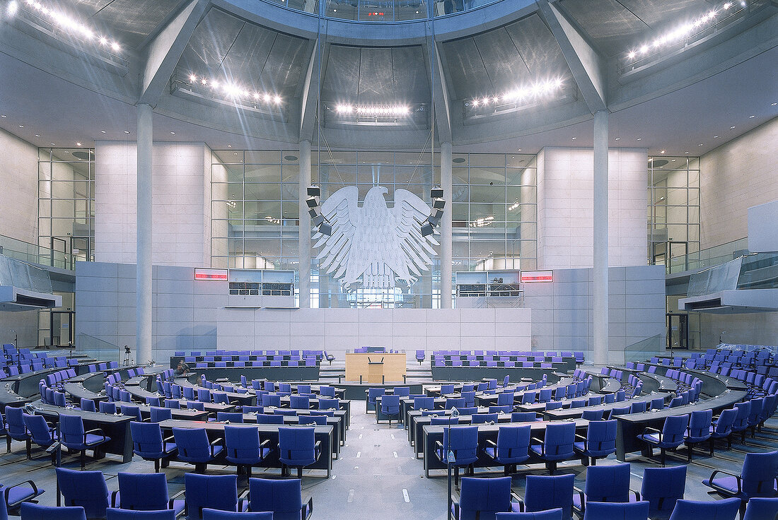 Reichstag Berlin-Blick in den leeren Plenarsaal auf das Rednerpult