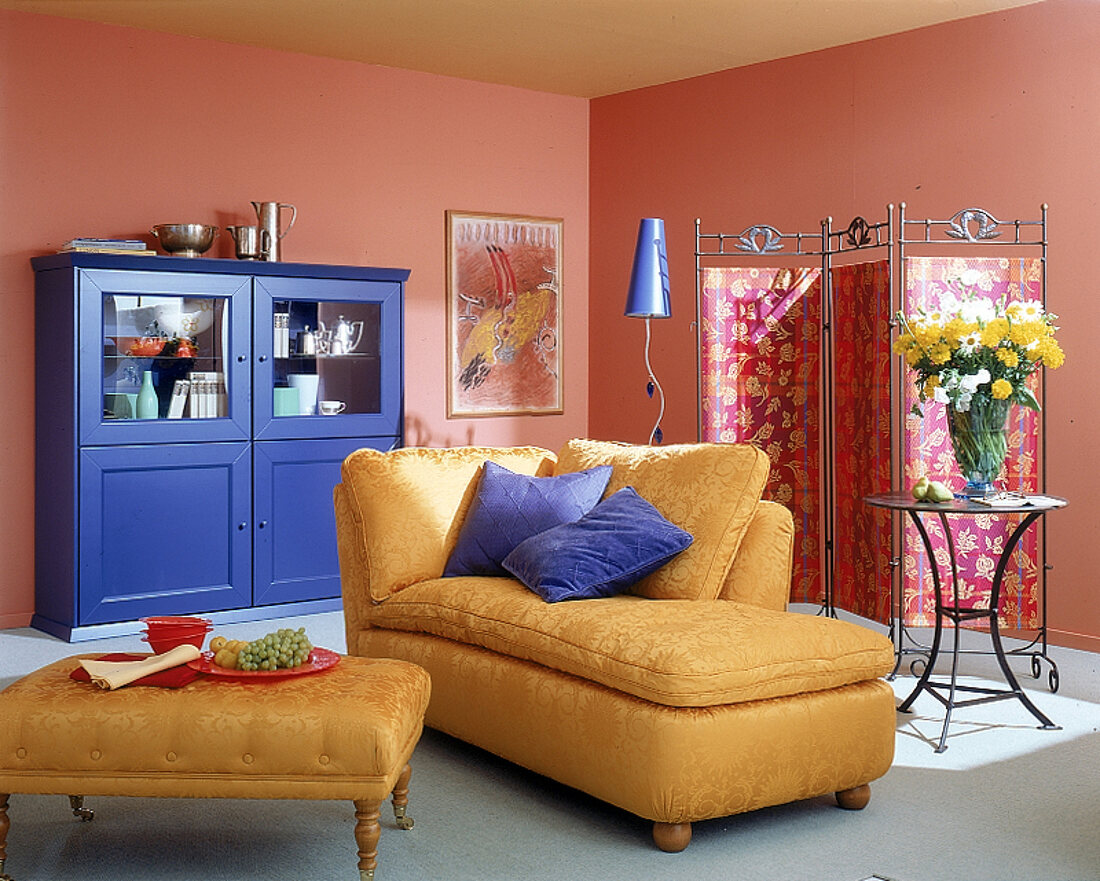 Wohnzimmer exotisch eingerichtet, intensive Farben, gelber Diwan
