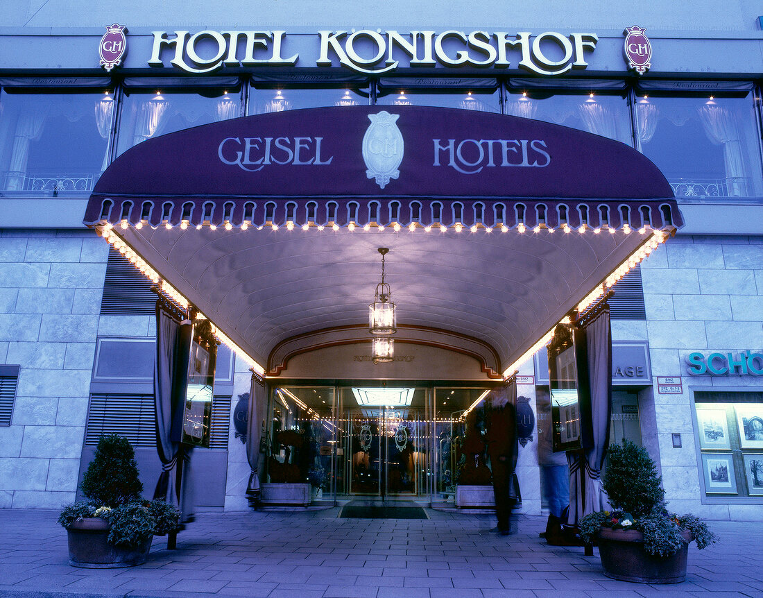 Eingangsbereich des Hotels und Res- taurants "Königshof"