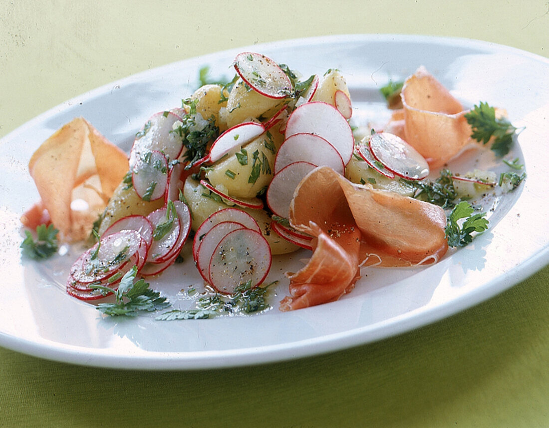 Marinierte Kartoffeln mit Radischen und Parmaschinken.