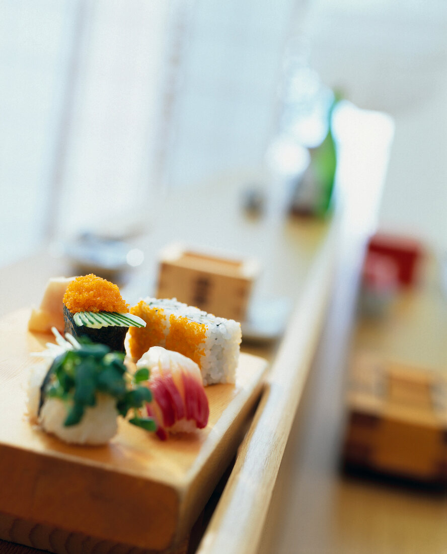 4 Stück Sushi: California Uramaki, Tobiko Nigiri, Hogikai Nigiri,...