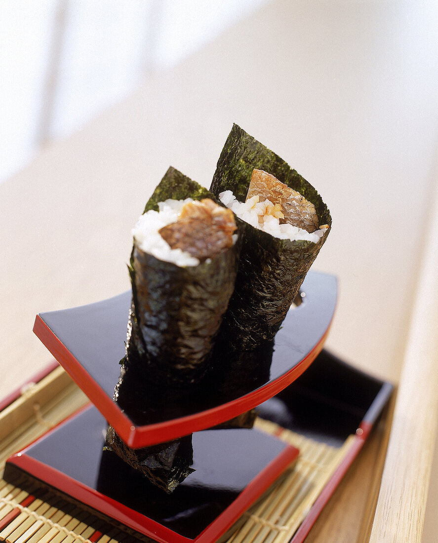 Sushi: 2 Stücke Shakekawa-Temaki auf einem Präsentationsständer
