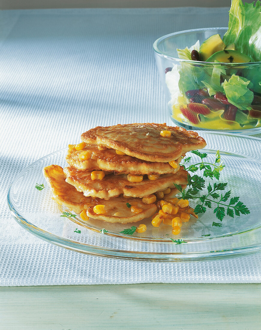 Maisküchlein mit Salat. 