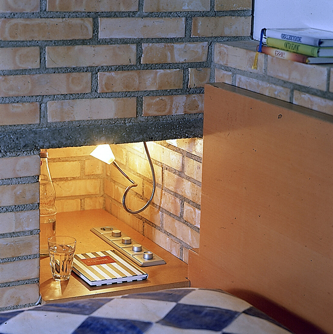 Eine Nische im gemauerten Schrank als  Nachttisch (neben Bett)