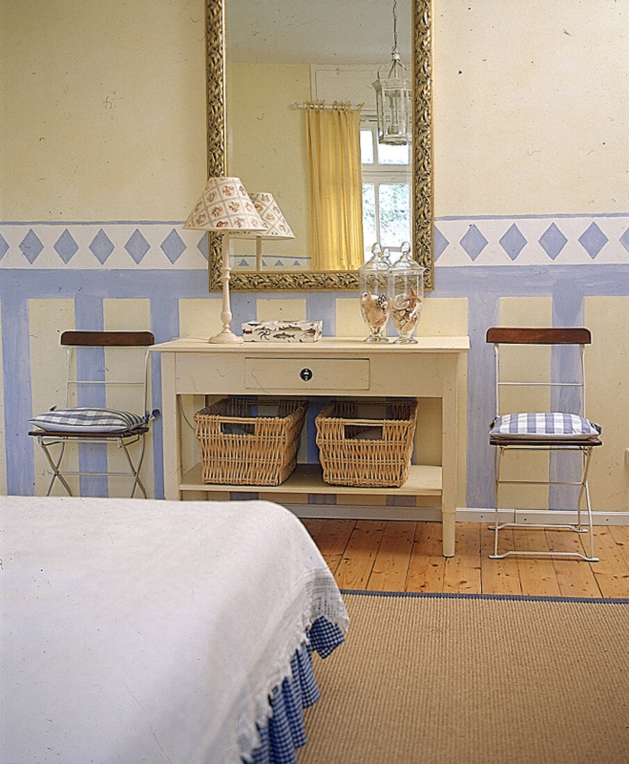 Regalschränkchen im Schlafzimmer, Spiegel, Wand in gelb u. blau