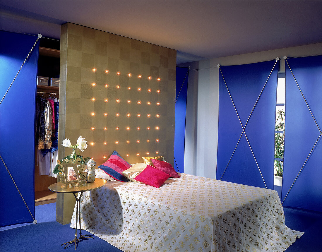Schlafzimmer mit schiebbarer Holzwand u. Schiebwänden aus Ballonseide