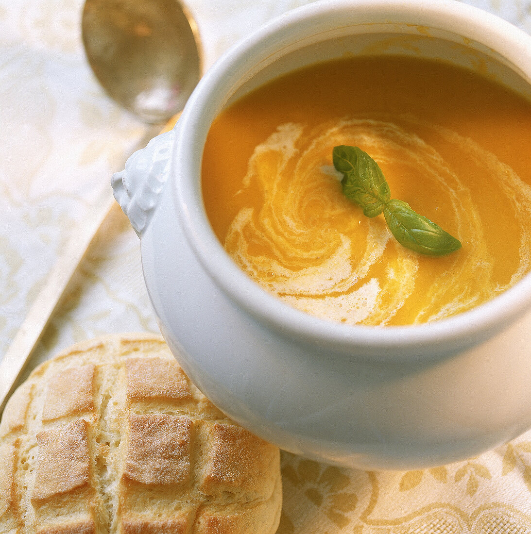 Pürierte Paprika-Suppe, mit Brot. 