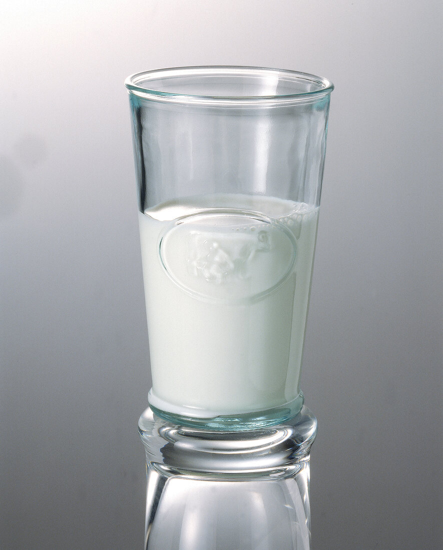 Ein Glas mit Milch 